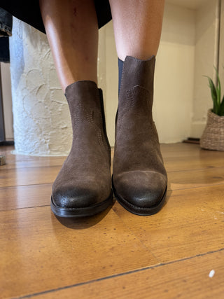 Stivaletto Helen LiòArt. DF6714 Camoscio col. Mogano 