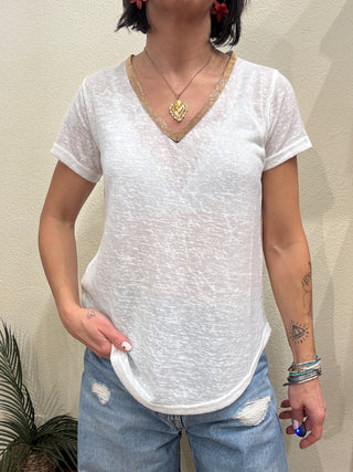 T shirt Molly  Bracken scollo a  V dorato col. Bianco