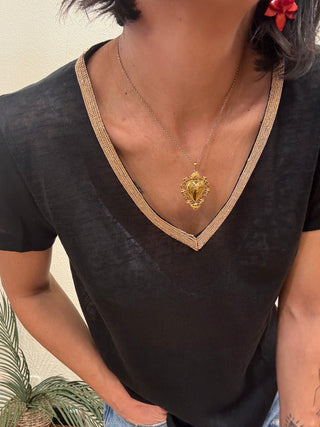 T shirt Molly  Bracken scollo a  V dorato col. Nero